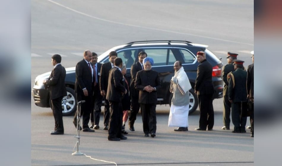 Former prime Minister Manmohan Singh convoy collided with escort in delhi 