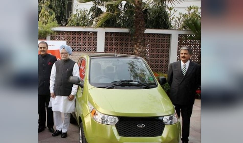 Former prime Minister Manmohan Singh convoy collided with escort in delhi 