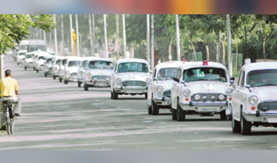 Former prime Minister Manmohan Singh convoy collided with escort in delhi 
