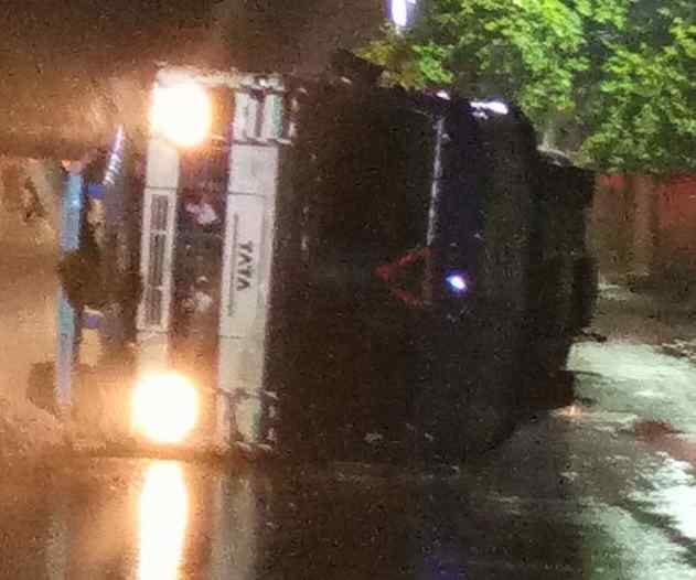 petrol tank turn over on road at varanasi