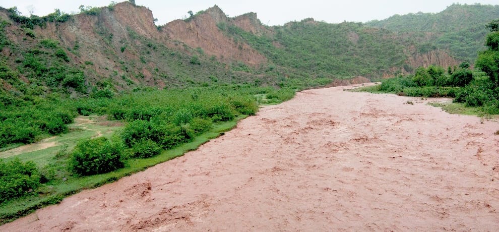 heavy rain himachal woman swept away in Beas River