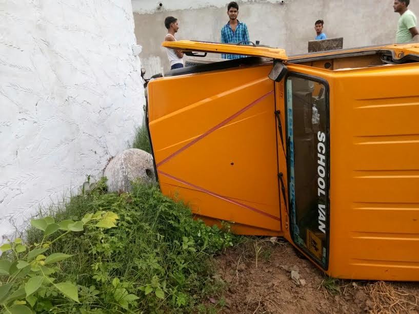 In a road accident near alwar more than one dozen children injured