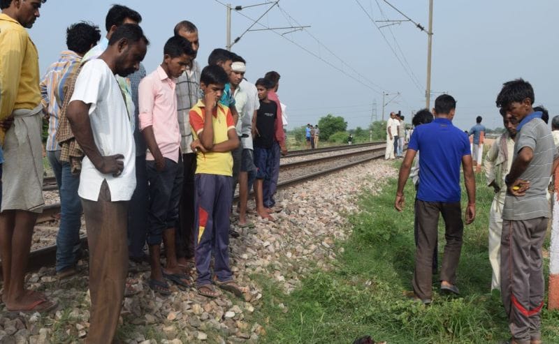 राजधानी एक्सप्रेस के आगे कूदे प्रेमी युगल, मौत