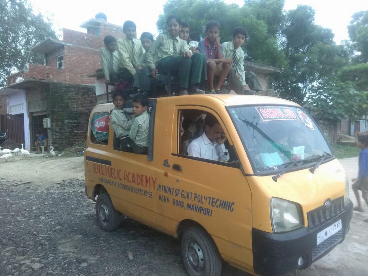 क्षमता 10 की, बिठा रखे थे 40 बच्चे