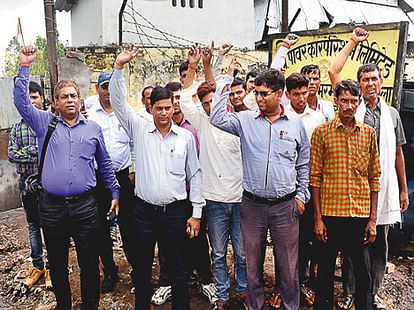 प्रदर्शन करते अवर अभियंता। 