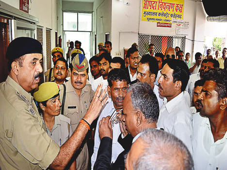 Lawyers gate gate of DM office, sloganeering