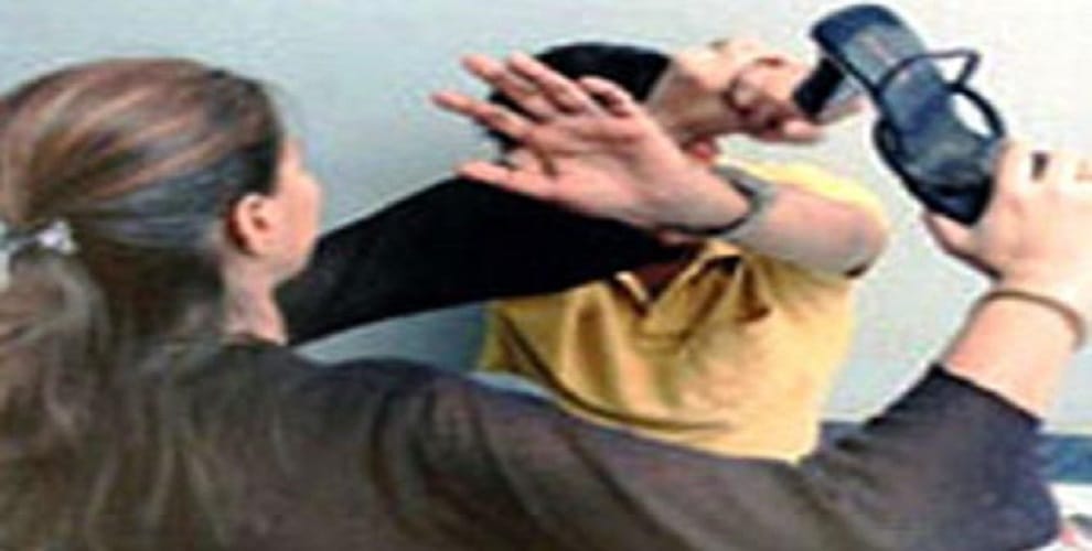 manchalo tampered with girls, the girl beaten fiercely with sandal on the police post