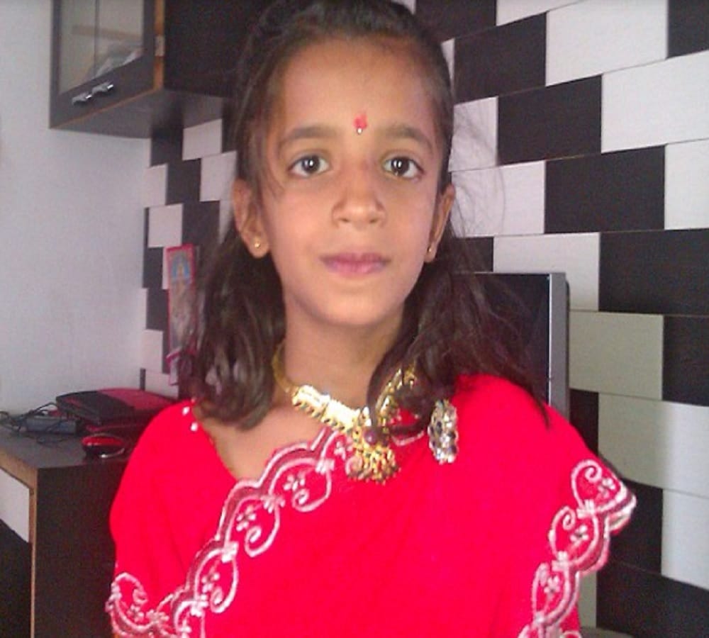 Indian girl has thousand of giants inside her ear 