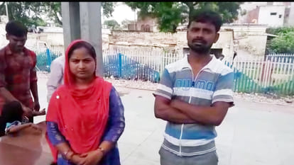 daughters abandoned by mother at railway station