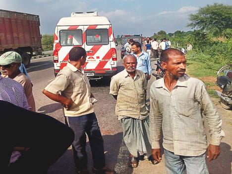Teacher dies due to collision of truck