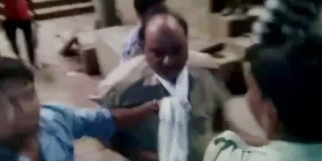 three policeman drunked and fighting out of the hospital at mahoba