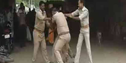 three policeman drunked and fighting out of the hospital at mahoba
