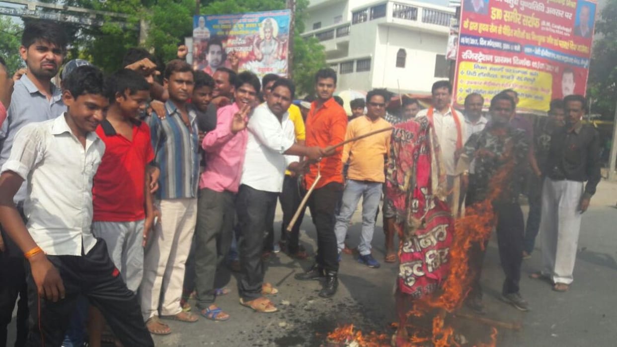 आतंकवादियों का पुतला फूंका
