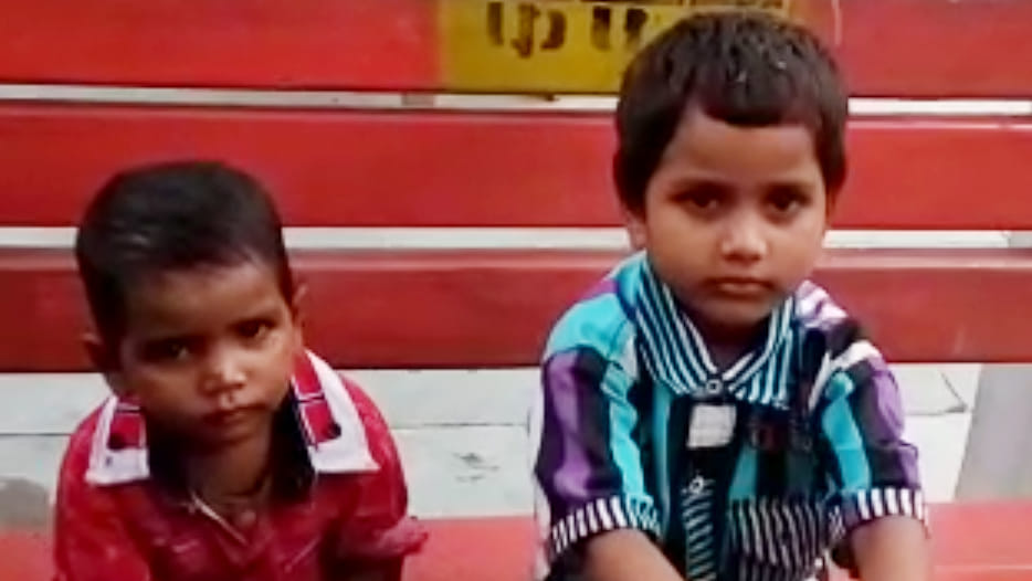 daughters abandoned by mother at railway station