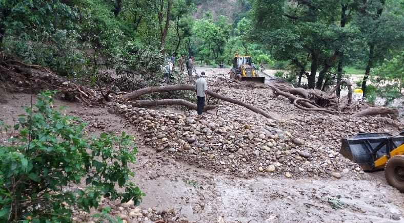Dunge highway closed when debris from the hills