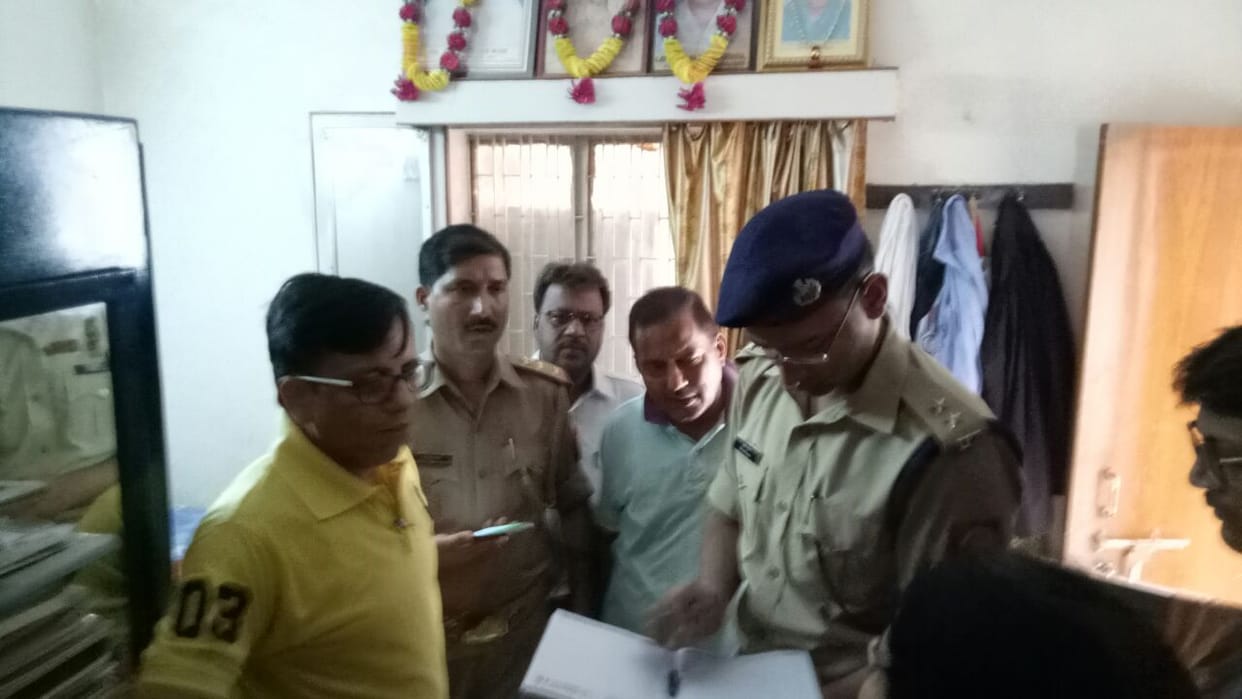 loot in agra after taking pregnant woman on gunpoint