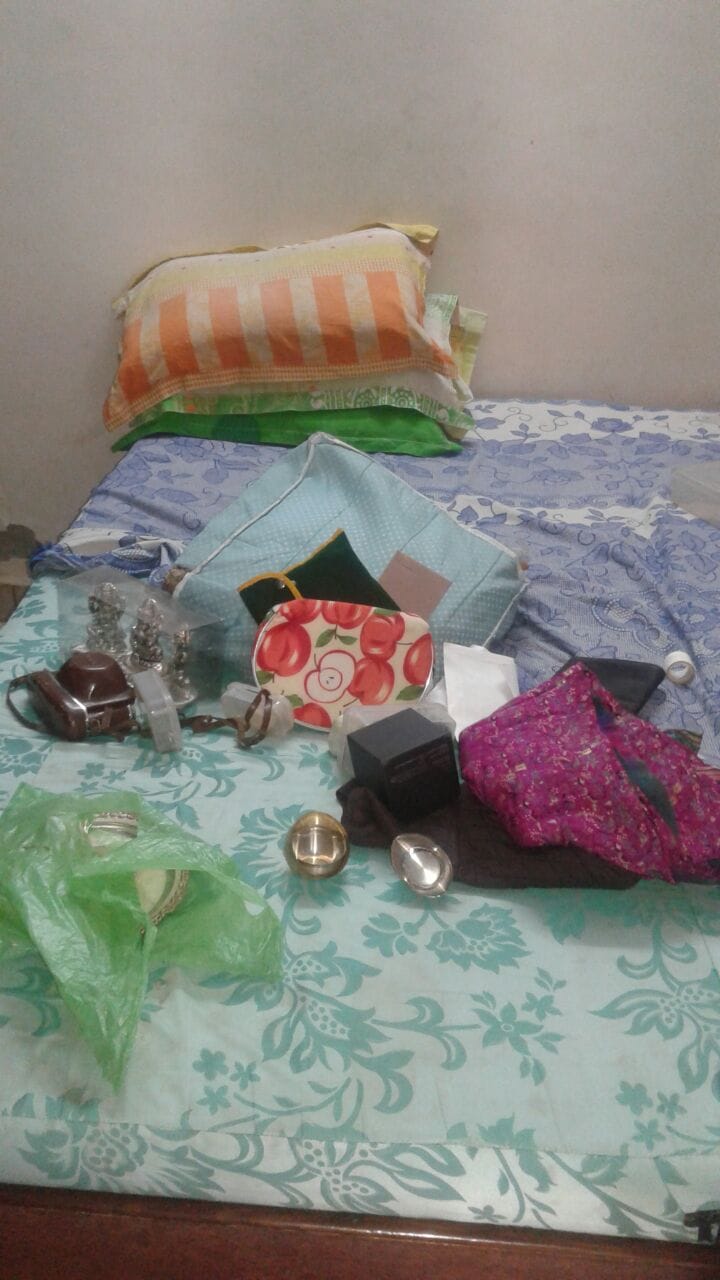 pregnant woman told about loot incident in agra