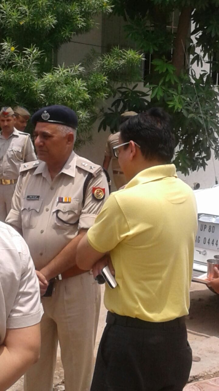 pregnant woman told about loot incident in agra