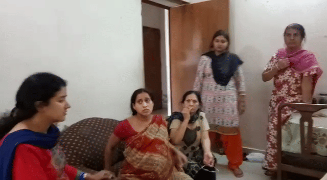pregnant woman told about loot incident in agra