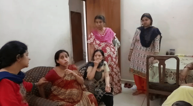 pregnant woman told about loot incident in agra