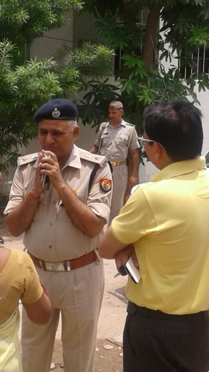 second robbery case in agra during past eighteen hours