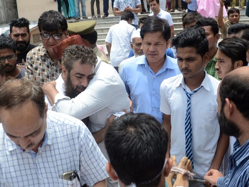 metro board fell on student, on the spot death