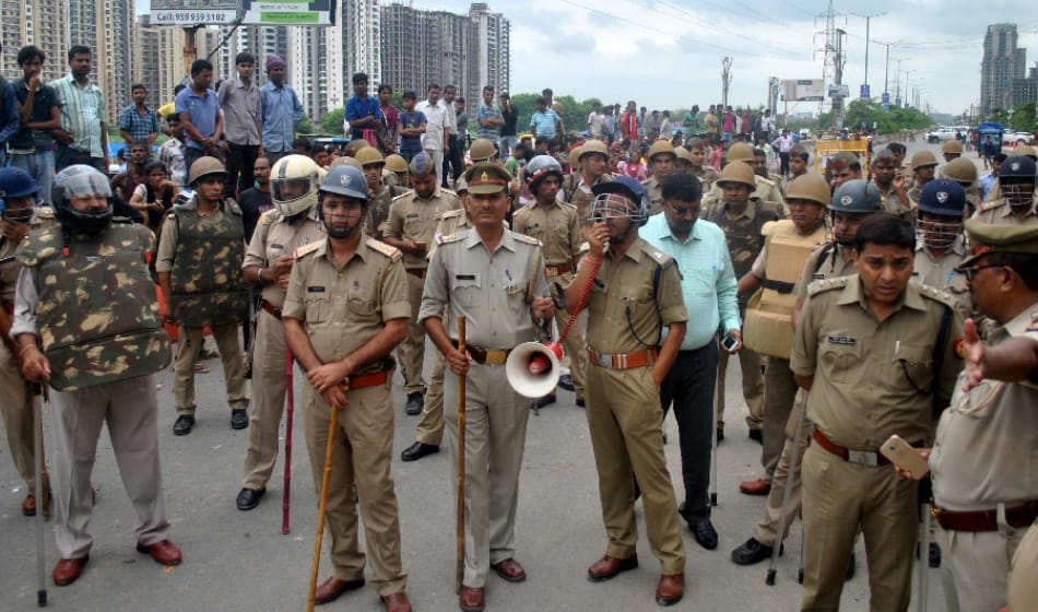  13 arrested in noida mahagun society rampage