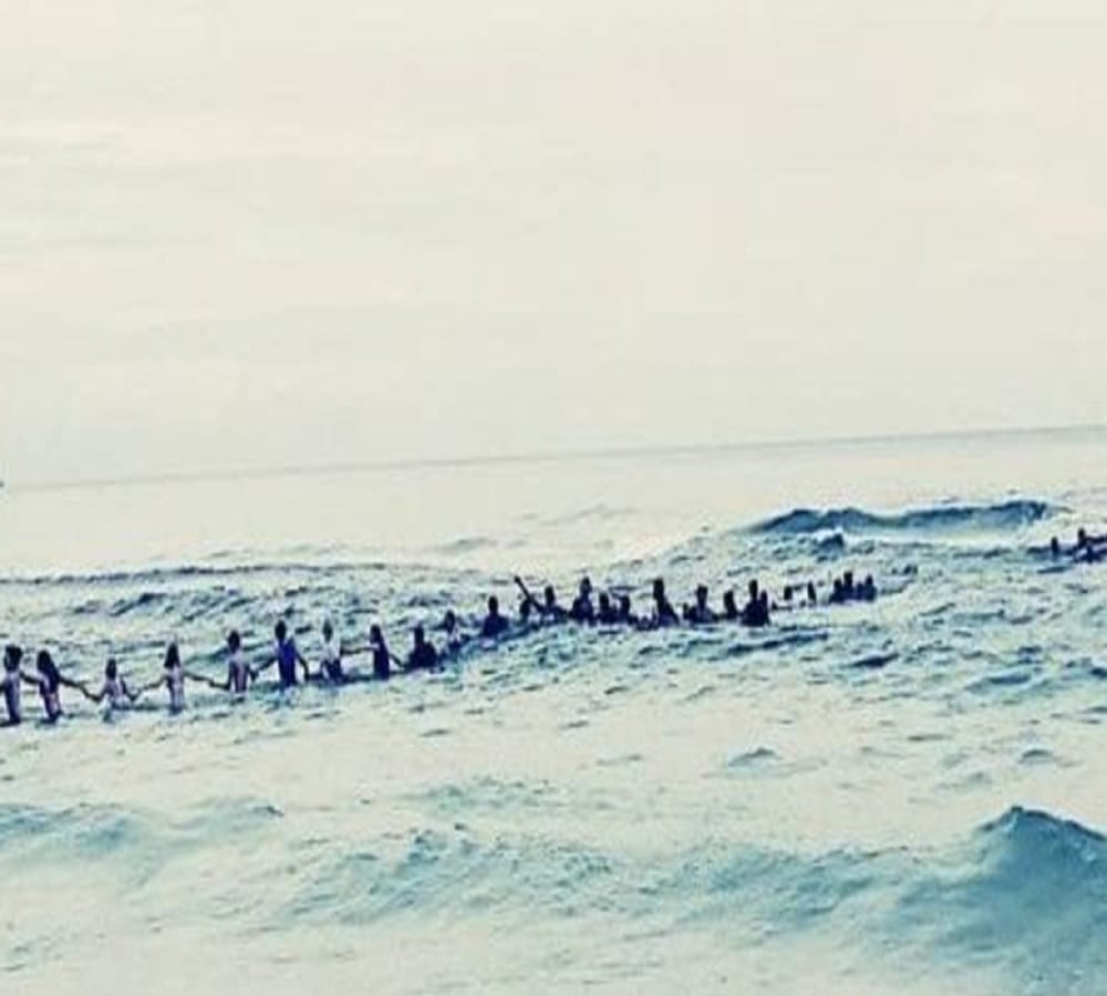 Strangers saved life of drown family by human chain at Panama city beach 
