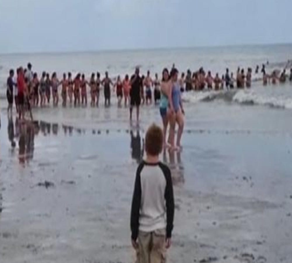 Strangers saved life of drown family by human chain at Panama city beach 