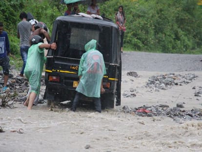 badri kedar yatra stopped and one death due to rain in uttarakhand 