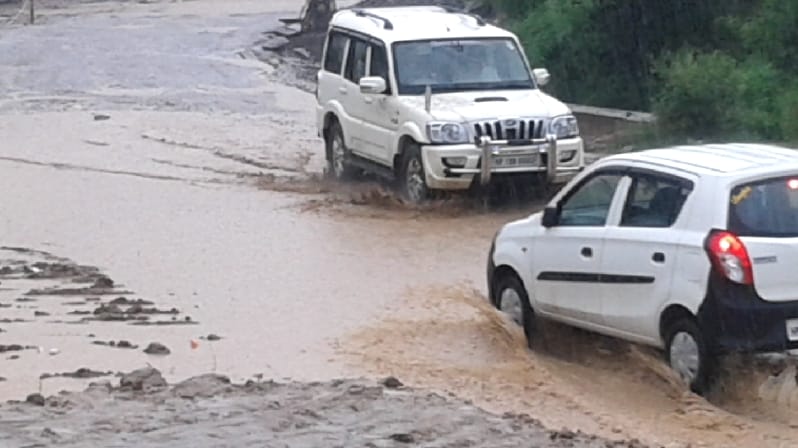 Road Blocks after heavy rainfall in himachal.