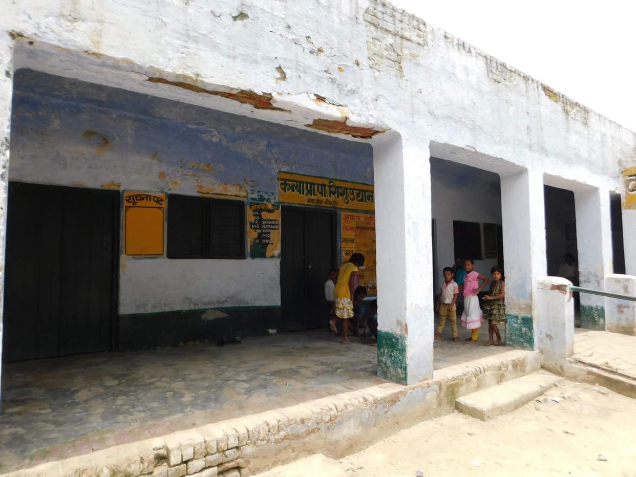 जर्जर भवन, टपकती छत, परिषदीय स्कूलों का ये हाल