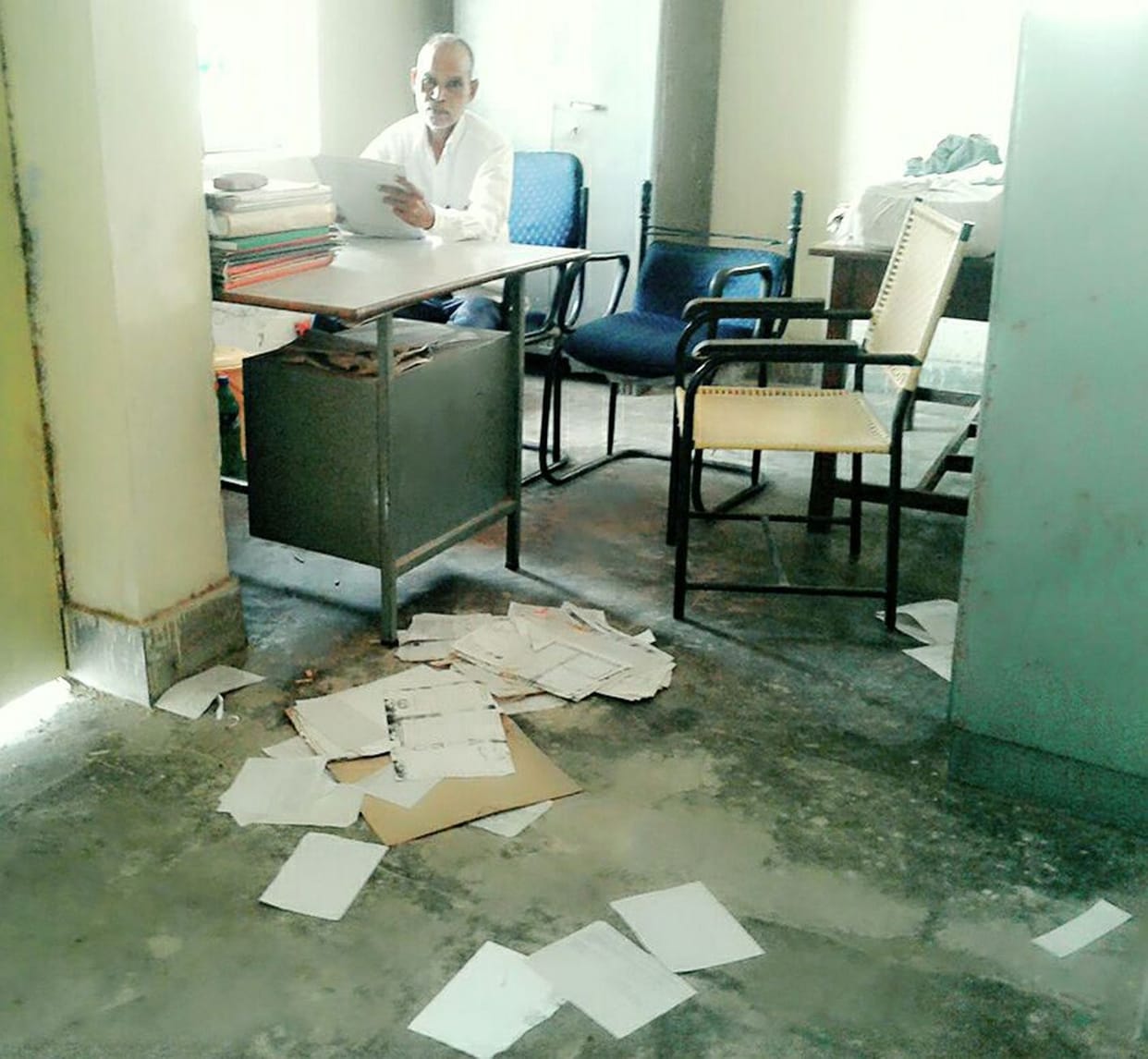 अवकाश स्वीकृत न करने पर अभिलेख फाड़े