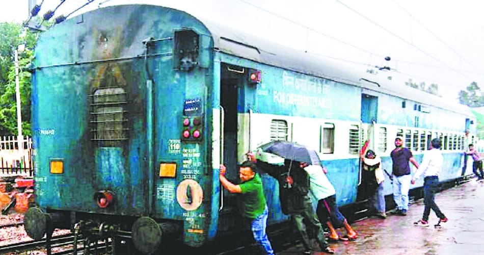 indian boys pushed train on pathankot railway station
