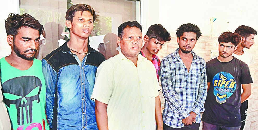 Kept stealing in homes by keeping a fast on Monday, police arrested seven accused