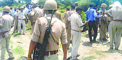 Six injured including potholes, tehsildars and darogas on team to plant
