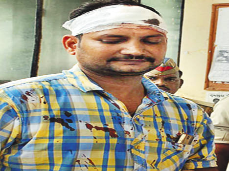 beaten forest department team and looted weapon