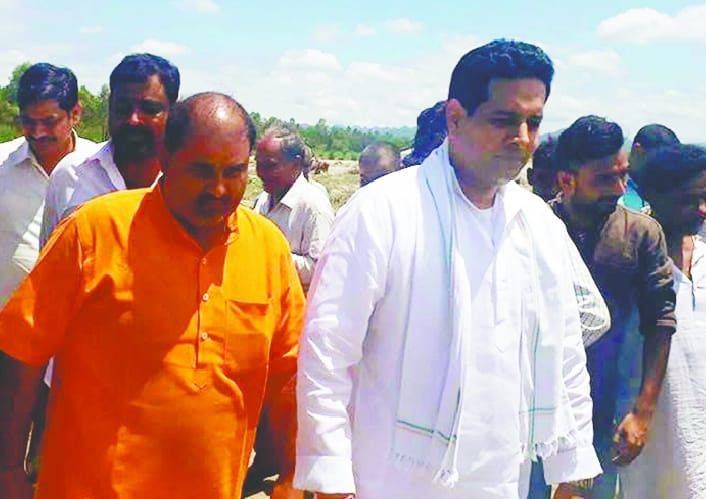 Peasants suffering from peeled floods in front of MP