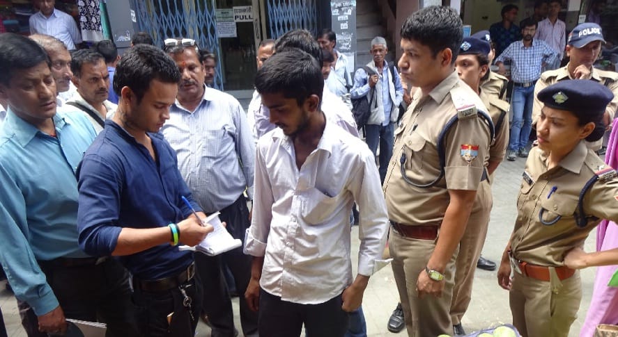Recovery of 4900 rupees by invoicing 12 traders