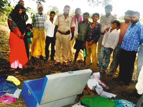 Thieves carrying more than one lakh goods from home