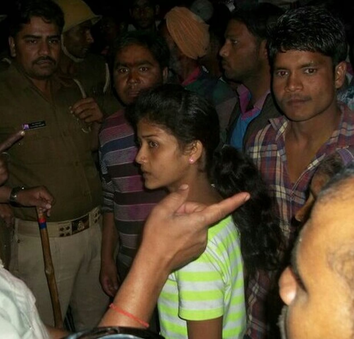 शराब बेचने वालों के खिलाफ ग्रामीणों ने घेरा थाना