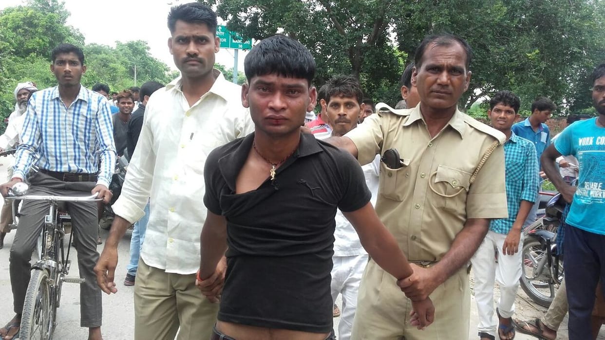 हत्यारोपी युवकों को पकड़कर पीटा, एक लापता