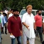 प्रेस कांफ्रेस के लिए राजपूत सभा भवन जाते लोकेंद्र सिंह कालवी
