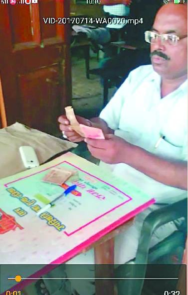 मार्कशीट के लिए पैसे मांगने का वीडियो वारयल