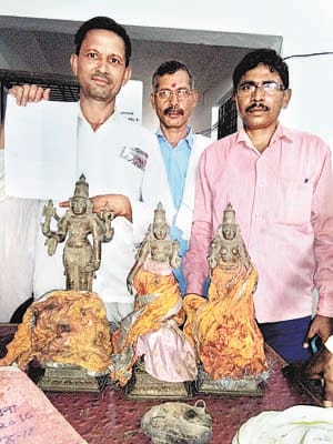 Leela, Venkateswari and Bhuj Ladies who returned to the temple after twenty-two years
