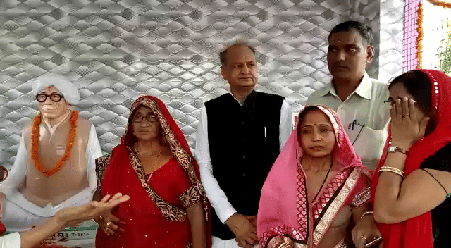 Ashoka Gehlot unveiled statue