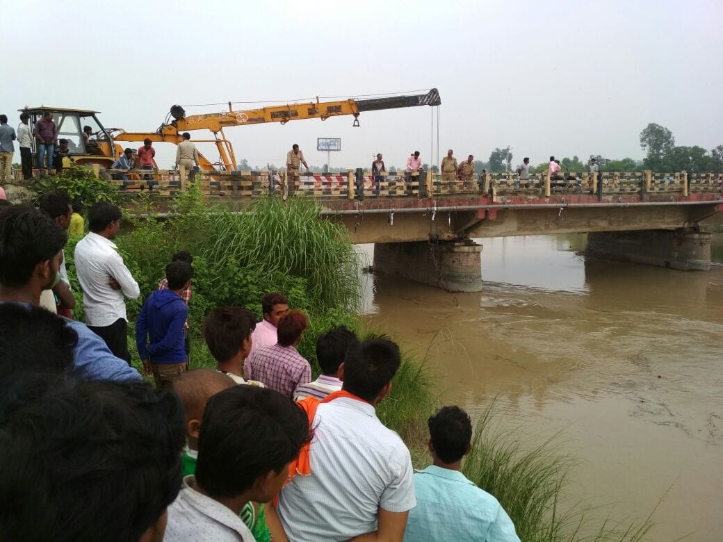 DCM fells in to indira canal in lucknow
