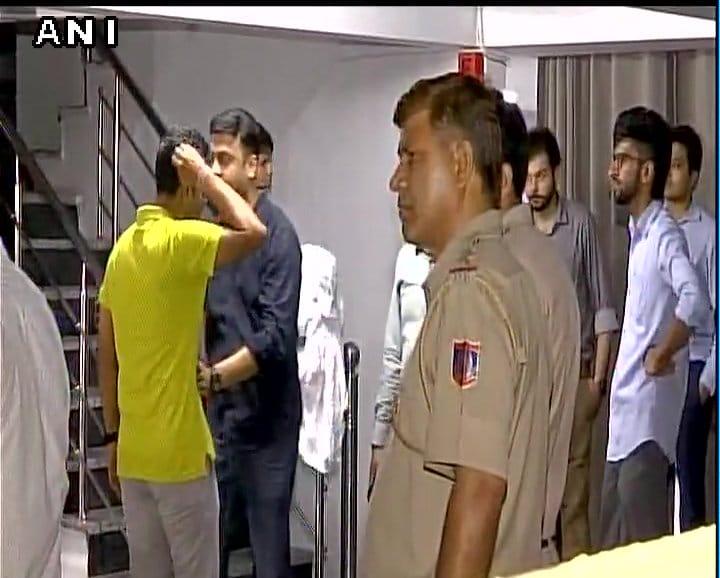 Lover couples hanged at hotel in Delhi