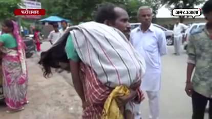 Grandfather carrying the deadbody of his grand daughter on his sholder in faridabad