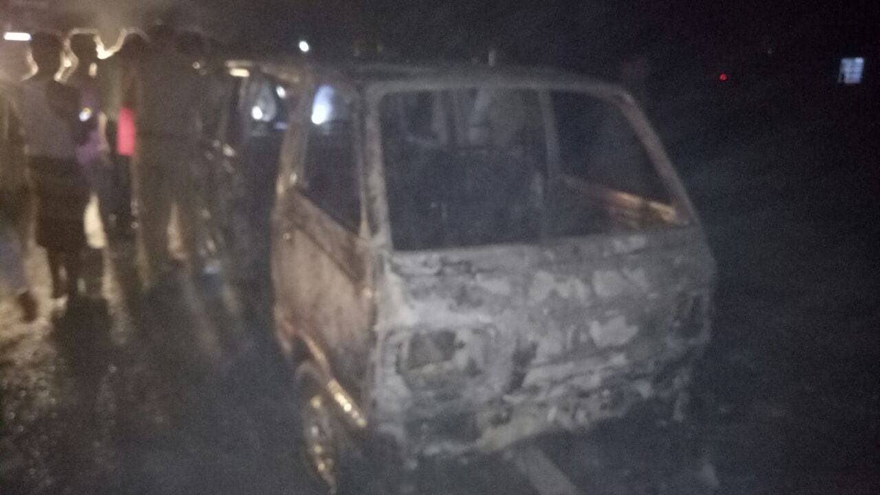 fire in a van on lucknow sitapur highway.